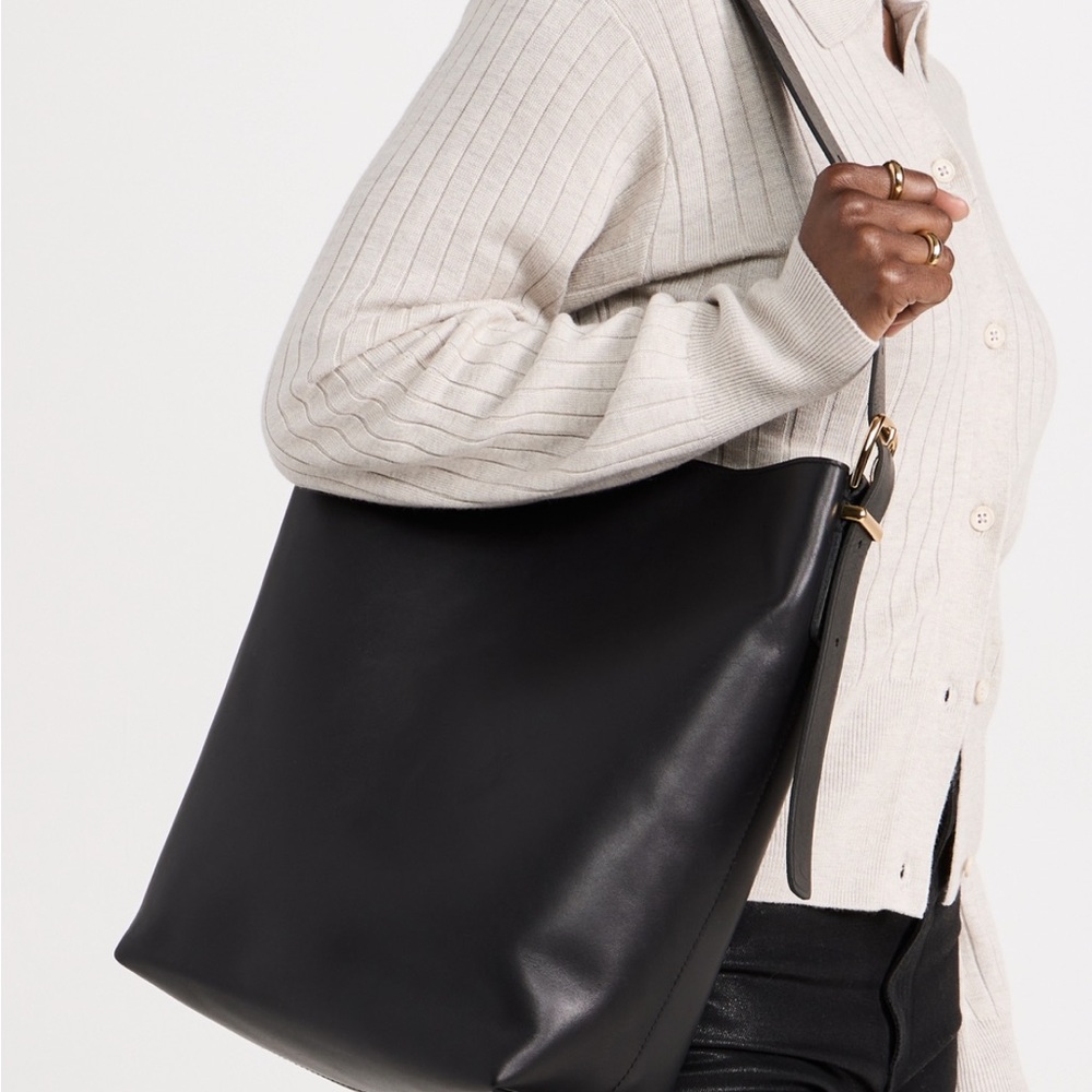 Madewell - The essential bucket tote in leather
